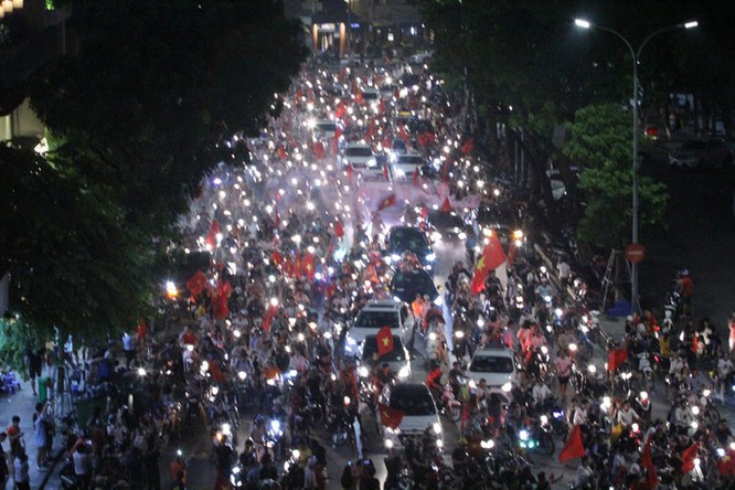 Người dân cả nước tràn ra đường mừng chiến tích của Olympic Việt Nam ảnh 16