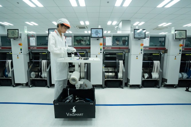 Chiêm ngưỡng hệ thống robot tại nhà máy sản xuất điện thoại VSmart ảnh 7