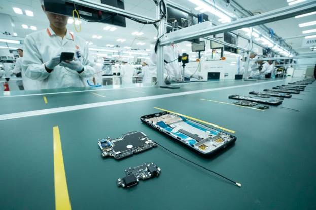 Chiêm ngưỡng hệ thống robot tại nhà máy sản xuất điện thoại VSmart ảnh 11