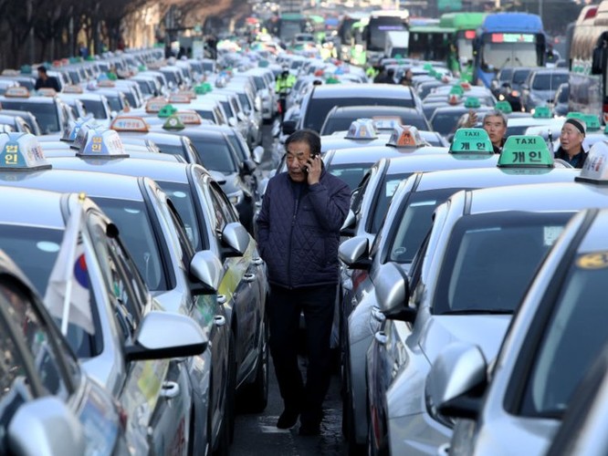 Hàn Quốc: Tài xế taxi biểu tình chống lại ứng dụng đặt xe công nghệ, căng thẳng lên cao khi hai người châm lửa tự thiêu ảnh 1