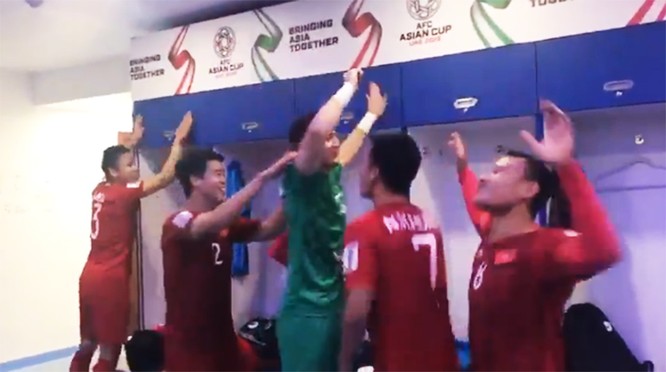 Xem các cầu thủ Việt Nam ăn mừng trong phòng thay đồ