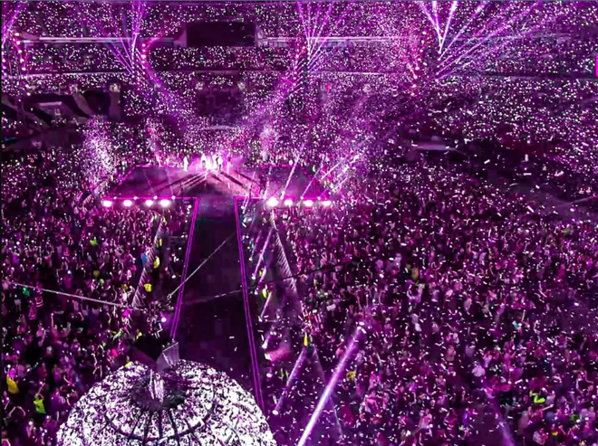 Hơn 60.000 ARMY đã dành cho BTS bất ngờ gì tại "thánh địa" Wembley mà khiến các thành viên phải bật khóc nức nở? ảnh 9