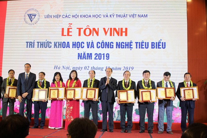 Tiến sĩ Lê Doãn Hợp – Chủ tịch danh dự Hội Truyền thông Số Việt Nam được vinh danh Trí thức Khoa học Công nghệ tiêu biểu năm 2019 ảnh 1