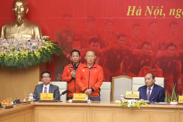 Thủ tướng Nguyễn Xuân Phúc tiếp và mở tiệc chiêu đãi hai đội bóng đá nam và nữ vừa vô địch SEA Games 30 ảnh 1