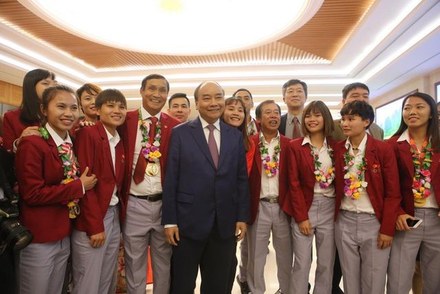 Thủ tướng Nguyễn Xuân Phúc tiếp và mở tiệc chiêu đãi hai đội bóng đá nam và nữ vừa vô địch SEA Games 30 ảnh 13