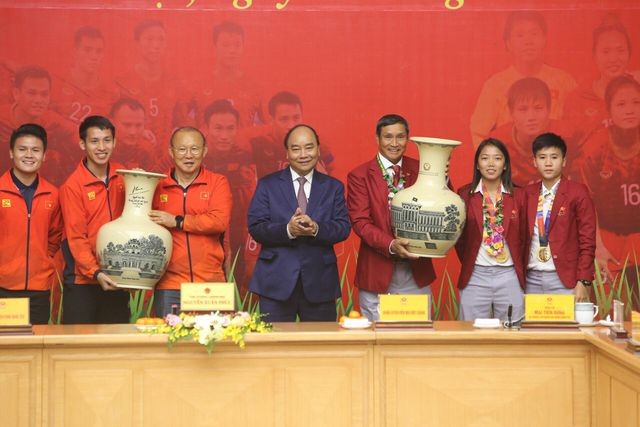 Thủ tướng Nguyễn Xuân Phúc tiếp và mở tiệc chiêu đãi hai đội bóng đá nam và nữ vừa vô địch SEA Games 30 ảnh 9