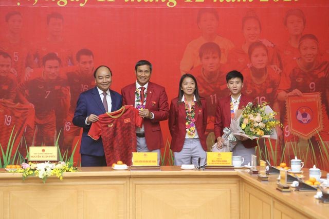 Thủ tướng Nguyễn Xuân Phúc tiếp và mở tiệc chiêu đãi hai đội bóng đá nam và nữ vừa vô địch SEA Games 30 ảnh 10