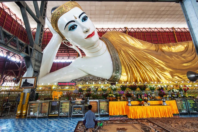 “Đeo kính”, “có nốt mụn ruồi” - Những tượng Phật “lạ lùng” nhất thế giới tại Myanmar ảnh 3