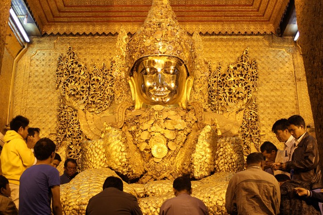 “Đeo kính”, “có nốt mụn ruồi” - Những tượng Phật “lạ lùng” nhất thế giới tại Myanmar ảnh 6