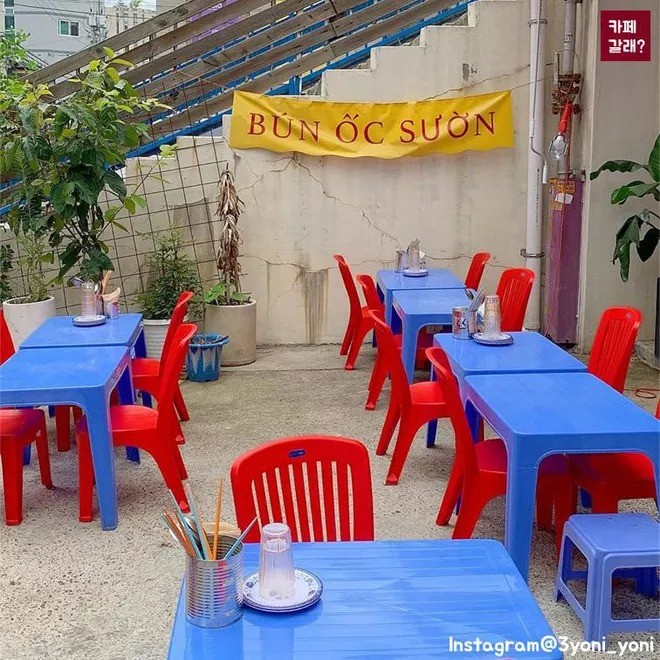 Quán ăn ở Seoul, Hàn Quốc bày bàn ghế nhựa vỉa hè kiểu Việt Nam gây sốt MXH ảnh 2