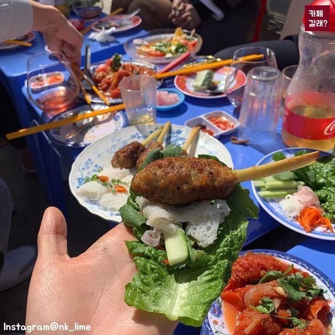 Quán ăn ở Seoul, Hàn Quốc bày bàn ghế nhựa vỉa hè kiểu Việt Nam gây sốt MXH ảnh 4