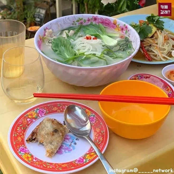 Quán ăn ở Seoul, Hàn Quốc bày bàn ghế nhựa vỉa hè kiểu Việt Nam gây sốt MXH ảnh 7