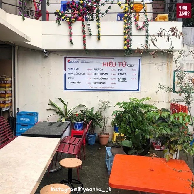 Quán ăn ở Seoul, Hàn Quốc bày bàn ghế nhựa vỉa hè kiểu Việt Nam gây sốt MXH ảnh 6