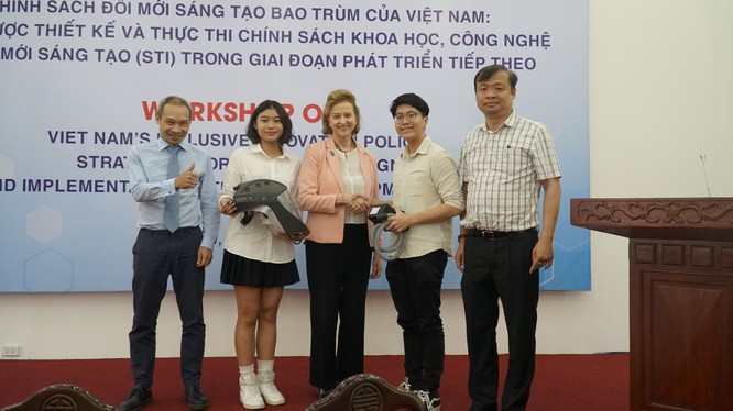 Mũ ngăn Covid-19 của 2 học sinh Việt Nam lọt top 10 giải thưởng sáng tạo quốc tế 2020 ảnh 1