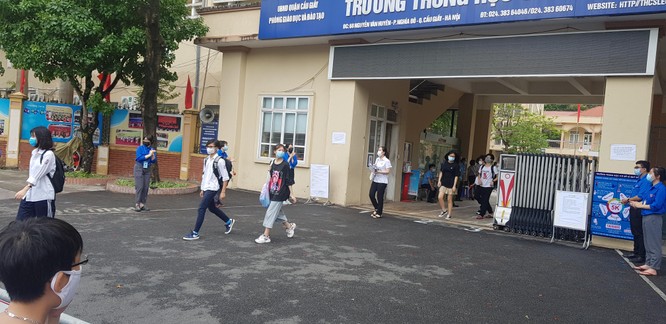 Sáng nay 12/6, 93.000 thí sinh Hà Nội đã bước vào kỳ thi tuyển sinh THPT công lập ảnh 10