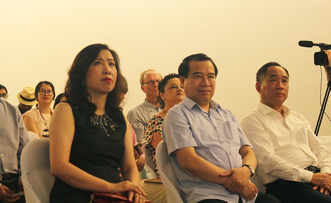 Bảo tàng Mỹ thuật Việt Nam đón các đại sứ và đại diện UNESCO tham quan tìm hiểu tranh sơn mài ảnh 3