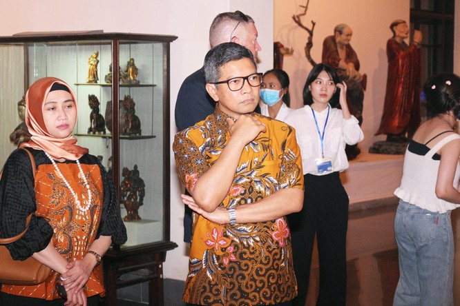 Bảo tàng Mỹ thuật Việt Nam đón các đại sứ và đại diện UNESCO tham quan tìm hiểu tranh sơn mài ảnh 6