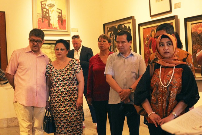 Bảo tàng Mỹ thuật Việt Nam đón các đại sứ và đại diện UNESCO tham quan tìm hiểu tranh sơn mài ảnh 4