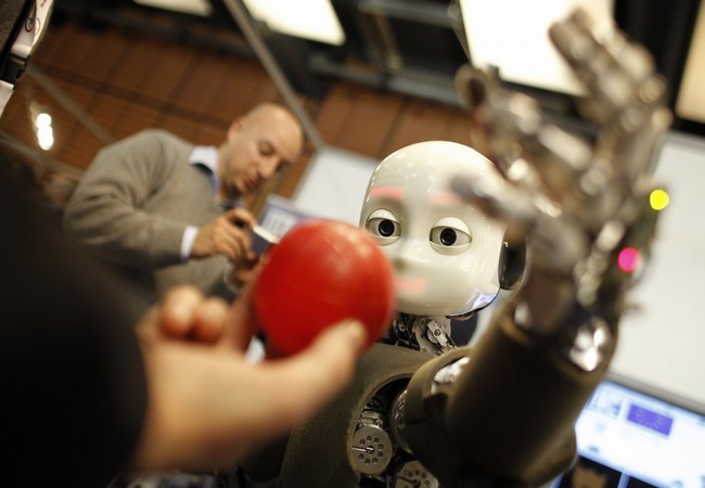 Robot iCub đang cố gắng bắt quả bóng trong sự kiện về ngành công nghiệp robot dịch vụ tại Lyon, Pháp, ngày 15.03.2012 (Ảnh AP)