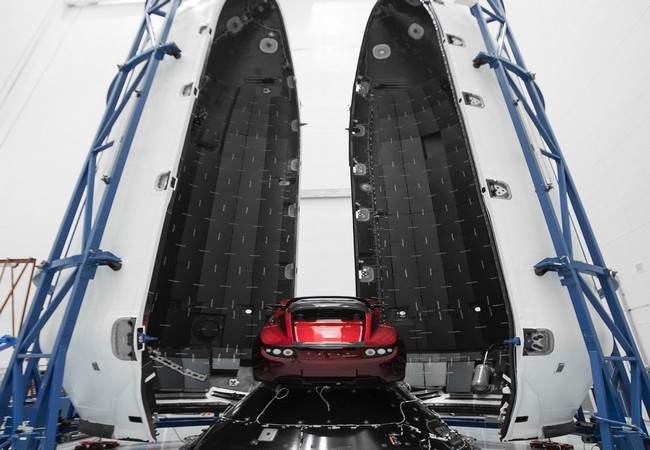 Đây là chiếc Tesla Roadster mà Elon Musk đang chuẩn bị đưa lên sao Hỏa ảnh 2