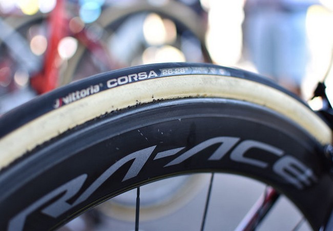 Tại sao lốp của các loại xe đạp tham gia giải Tour de France đang ngày càng lớn hơn và áp suất thấp hơn? ảnh 1
