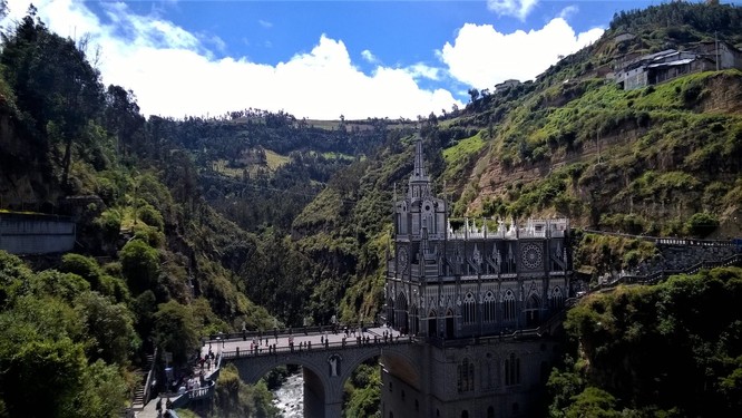 Thánh đường Las Lajas (Ảnh: steemitimages.com)
