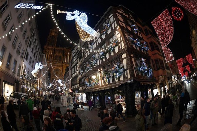 Đường phố ở Strasboug, Pháp được trang hoàng trước dịp lễ Giáng Sinh.