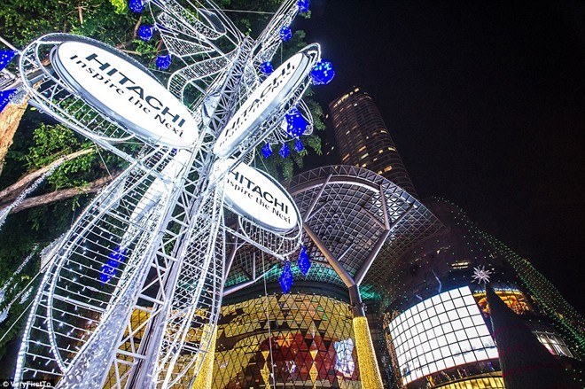 Trung tâm mua sắm trên đường Orchard Road, Singapore, được trang trí lộng lẫy mừng dịp Noel 2014.