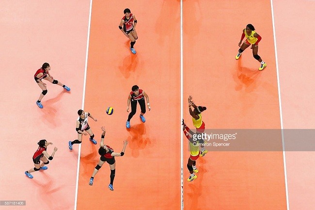 Đội tuyển Cameroon và Nhật Bản tranh tài trong ngày thi đấu thứ ba của Olympic.