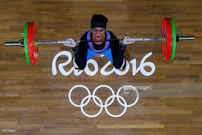 Vận động viên đến từ UAE tranh tài ở hạng cử tạ 58kg ở ngày thi đấu thứ 3 của thế vận hội Rio 2016.