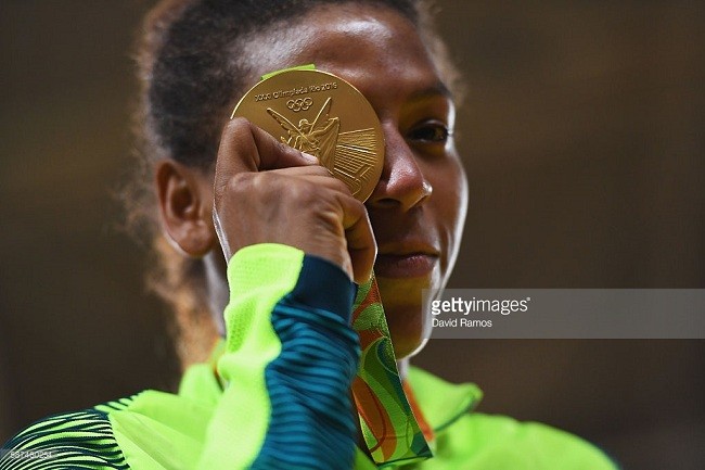 Rafaela Silva của Brazil vui mừng sau khi đoạt huy chương vàng.