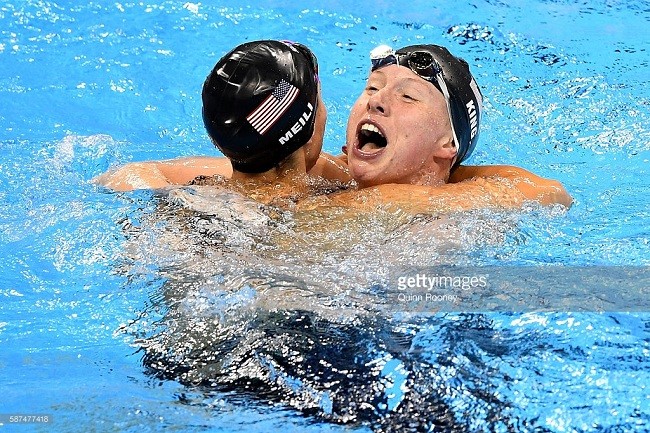 Hai vận động viên của Mỹ giành chiến thắng ở nội dung bơi 100m ếch nữ.