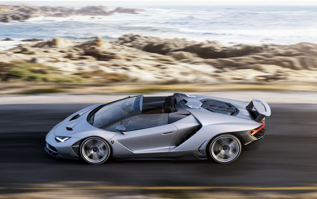 Centenario Roadster là phiên bản kỷ niệm sinh nhật lần thứ 100 của nhà sáng lập Ferruccio Lamborghini nên sản xuất giới 20 xe.