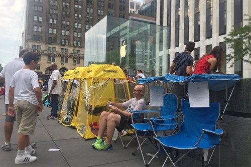 Những người đầu tiên chờ mua iPhone 7 ở New Yorlk.