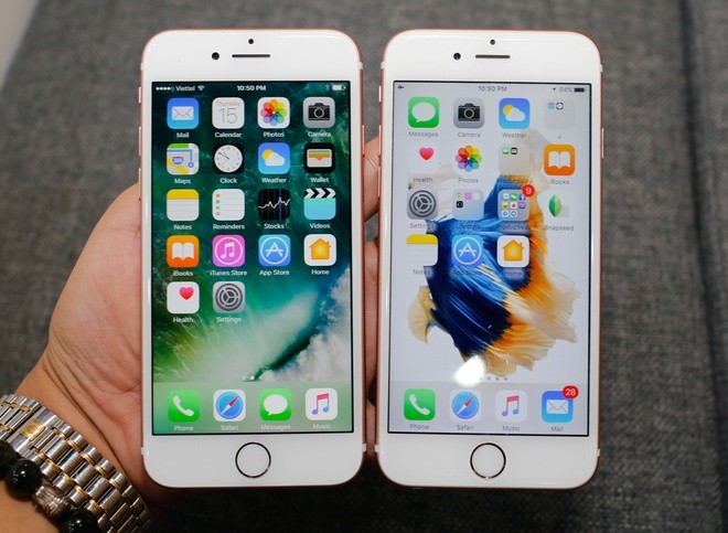 Nhìn từ mặt trước, không có sự khác biệt giữa iPhone 7 (bên trái) và iPhone 6s về kích thước màn hình, cách bố trí loa, camera cũng như phím Home.