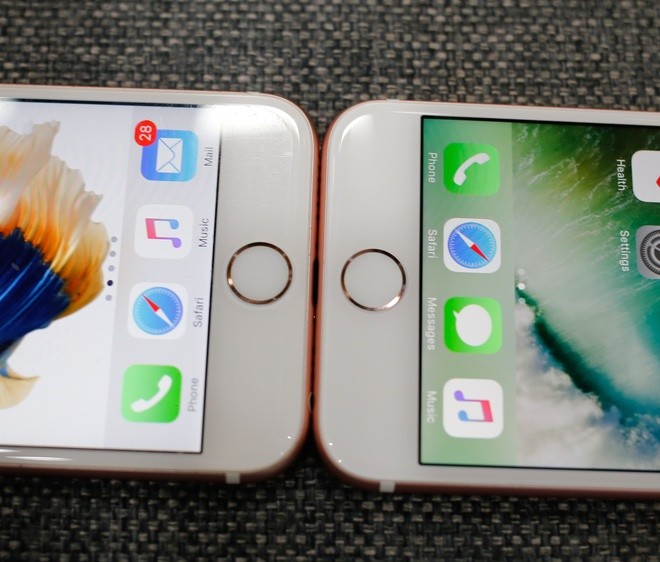 Phím Home trên iPhone 7 (bên phải) là dạng cảm ứng lực chứ không phải phím vật lý như trên iPhone 6s tuy nhiên bề ngoài không khác nhau và rất khó để nhận biết.