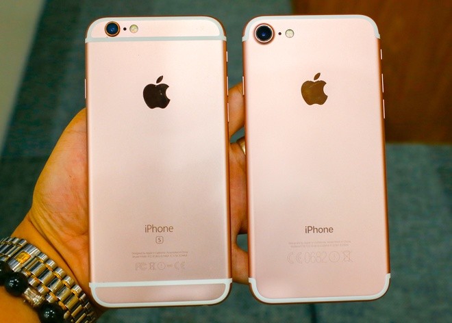 Điểm phân biệt dễ dàng nhất là mặt sau của máy khi iPhone 7 (bên phải) đã loại bỏ đi 2 đường cắt ăng-ten ngang qua máy và camera sau có kích thước lớn hơn.