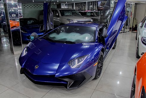 Aventador SV xanh dương khi mới về nước nằm ở showroom.