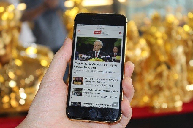 Cận cảnh bộ đôi iPhone 7 mạ vàng 24k tại Việt nam ảnh 3