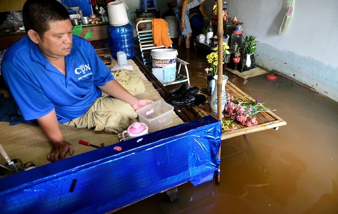 Cuộc sống thường nhật tại TP.HCM đảo lộn sau trận lụt lịch sử ảnh 12