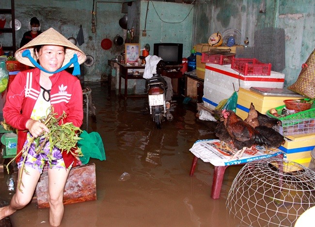 Cuộc sống thường nhật tại TP.HCM đảo lộn sau trận lụt lịch sử ảnh 5