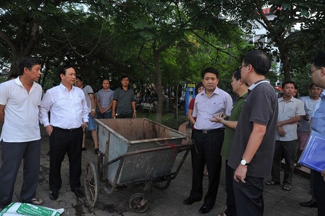 Ông Nguyễn Đức Chung, Chủ tịch UBND Thành phố Hà Nội đến hiện trường tại khu vực đường Nguyễn Đình Thi trực tiếp chỉ đạo công tác xử lý tình trạng này- (Ảnh VTC).