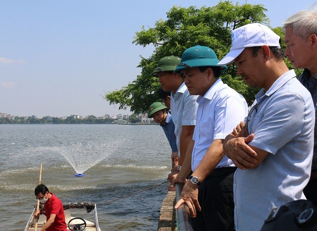 Chủ tịch UBND TP Hà Nội Nguyễn Đức Chung đã trực tiếp đến thị sát, đôn đốc công tác thu dọn, vệ sinh mặt nước Hồ Tây.