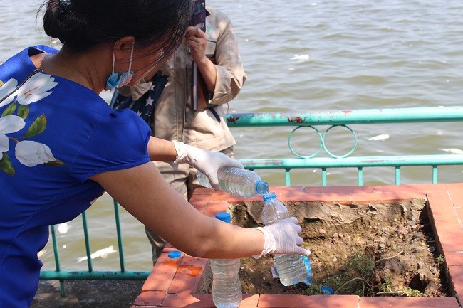 Viện sức khỏe nghề nghiệp và bảo vệ môi trường (Bộ Y Tế) lấy mẫu nước để kiểm nghiệm.