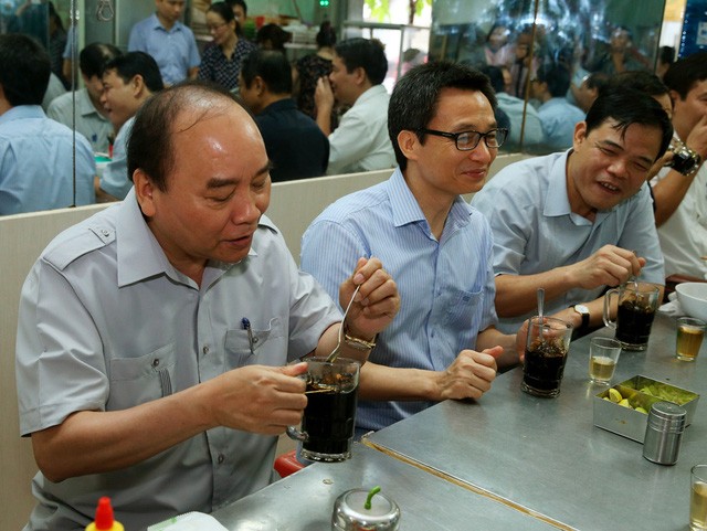 Thủ tướng bất ngờ kiểm tra suất ăn công nhân, “lót dạ” phở Sài Gòn ảnh 5
