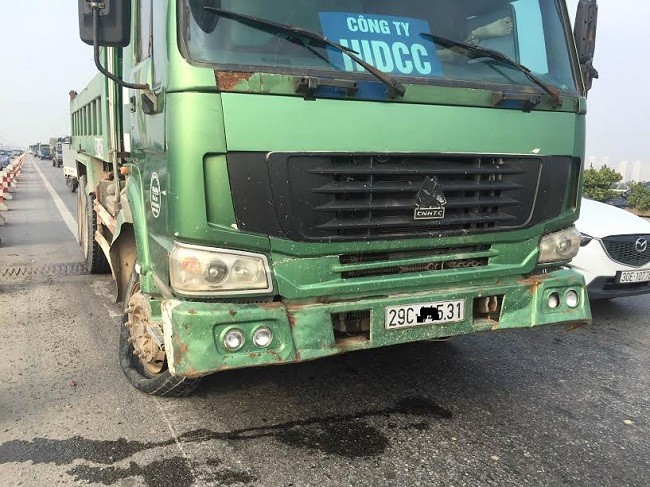 Xe ô tô tải bị nổ lốp trên cầu Thanh Trì.