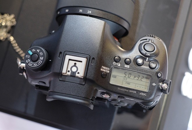 Sony A99 II cũng hướng tới cả người dùng thích quay phim với khả năng quay 4K ở tốc độ 100 Mb/giây (sử dụng XAVC S) toàn cảm biến. Máy cũng trang bị hai khe cắm thẻ nhớ SD. Cùng sở hữu cảm biến full-frame nhưng A99 II sẽ có lợi thế về giá so với đối thủ bên phía Canon là 5D Mark IV cũng sắp bán tại Việt Nam với giá 89 triệu đồng.