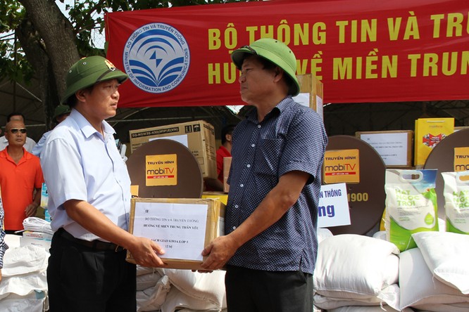 Bộ trưởng Trương Minh Tuấn thăm và tặng quà đồng bào lũ lụt Quảng Bình ảnh 2