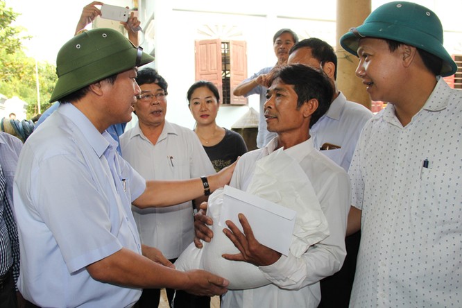 Bộ trưởng Trương Minh Tuấn thăm và tặng quà đồng bào lũ lụt Quảng Bình ảnh 4