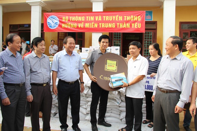 Bộ trưởng Trương Minh Tuấn thăm và tặng quà đồng bào lũ lụt Quảng Bình ảnh 8
